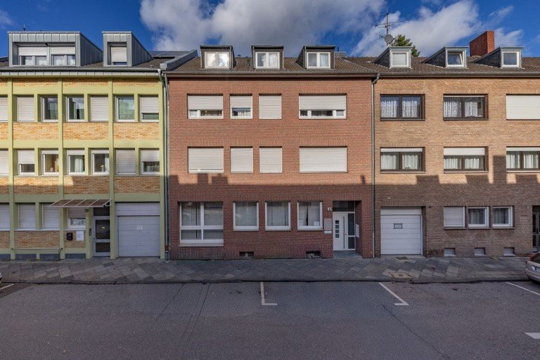 Gebäudefront Mönchengladbach - Rheydt Wohn- / Gesch�ftshaus Mehrfamilienhaus mit Arztpraxis und vier Wohnungen – Bruttomietrendite 6,6 %