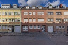 Hauptbild Mehrfamilienhaus mit Arztpraxis und vier Wohnungen – Bruttomietrendite 6,6 %