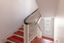 Treppenhaus VERKAUFT: Schicke, modernisierte 2-Zimmer Wohnung im Denkmal, zentral und in Hochschuln�he