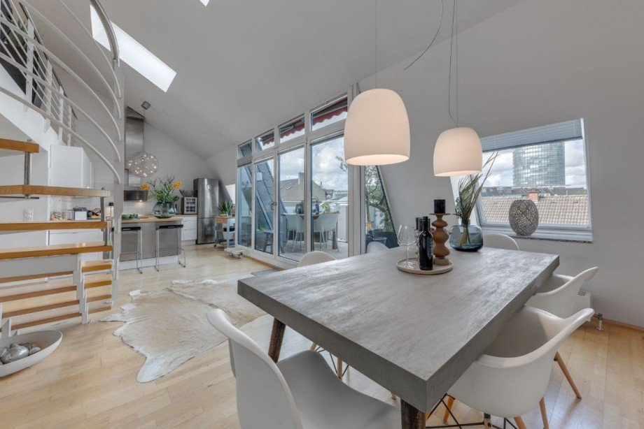 1.Wohn-/Essbereich, Küche und vorderer Balkon Maisonettewohnung Düsseldorf