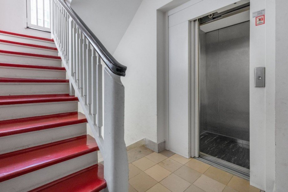 Hausflur mit Aufzug Maisonettewohnung Düsseldorf
