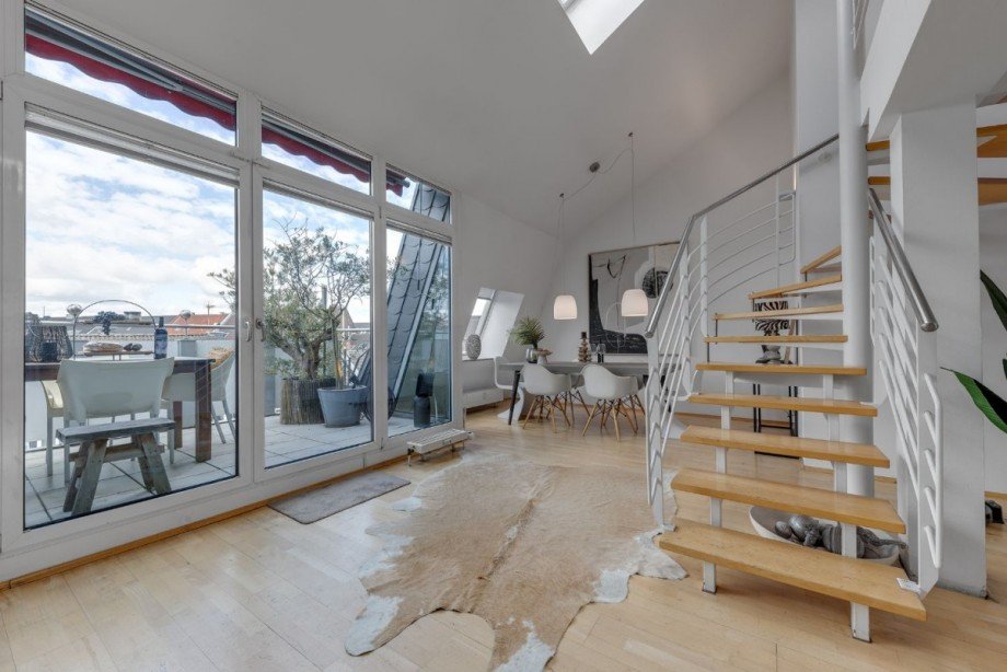 2.Wohn-/Essbereich und Balkon mit Treppenblick Maisonettewohnung Düsseldorf