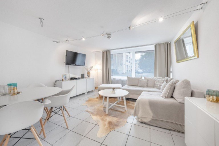Wohnzimmer Düsseldorf - Pempelfort Erdgeschosswohnung VERKAUFT: Attraktive Kapitalanlage in Top-Lage: Gepflegte 52 m² Wohnung zwischen Kunst, Kultur und Grün