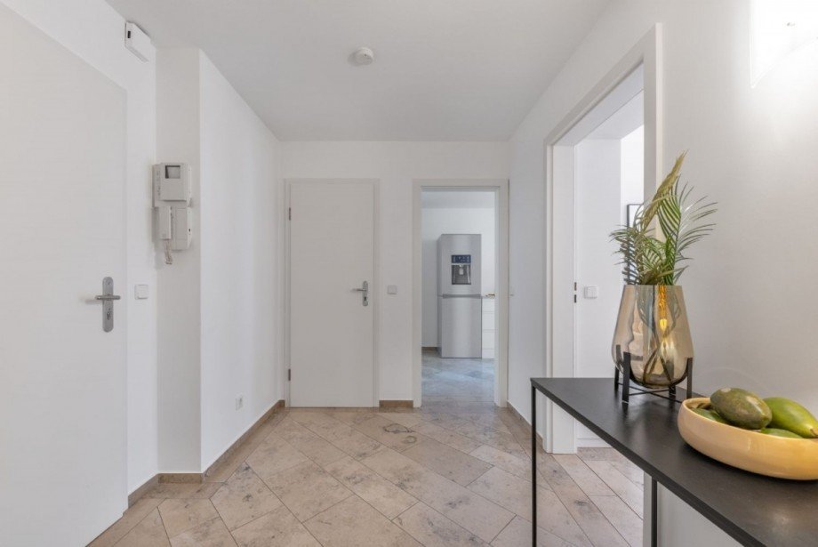 Eingangsdiele mit Blick zu den Eingängen Gäste-WC u. Küche Erdgeschosswohnung Düsseldorf