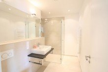 Duschbad VERMIETET: Pandion Le Grand: Traumhaft möbliert wohnen mit Concierge, Stellplatz, Gym, Sauna und Weitblick