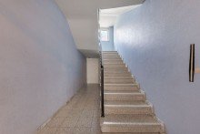Treppenhaus Vollvermietetes Wohn- und Geschäftshaus mit Arztpraxis – ca. 5,8 % Bruttomietrendite
