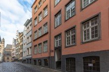 Geb�udefassade VERKAUFT: Wohnung in historischem Gebäude der Kölner Altstadt, direkte Nähe zum Rheinufer