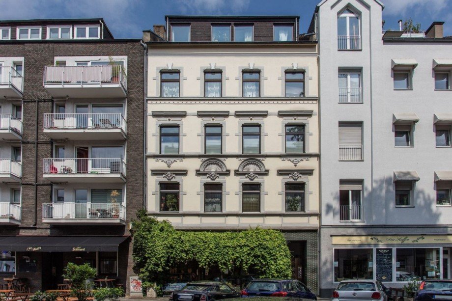 Hausfassade mit Nachbargeb�uden Dachgeschosswohnung D�sseldorf