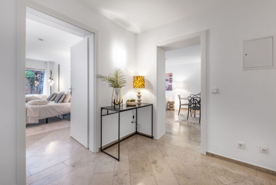 Eingangsdiele mit Blick zum Wohn-/Essz. u. Schlafz. Erdgeschosswohnung Düsseldorf